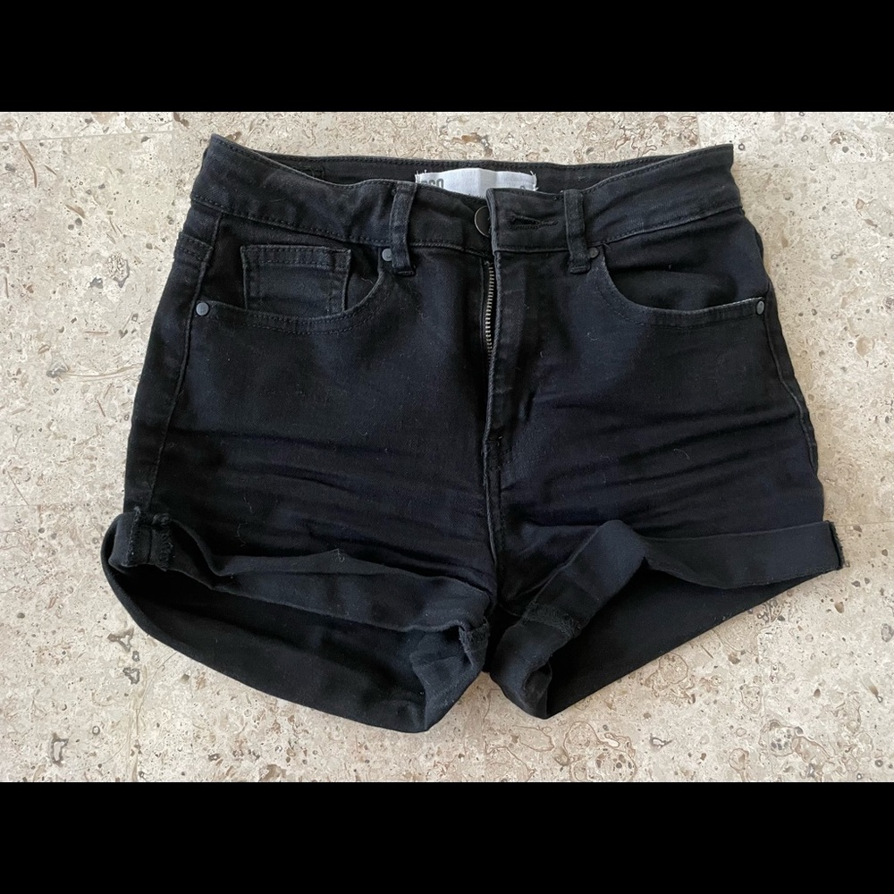 Gently worn shorts. Size 0. Too small. Super cute & great for the summer!